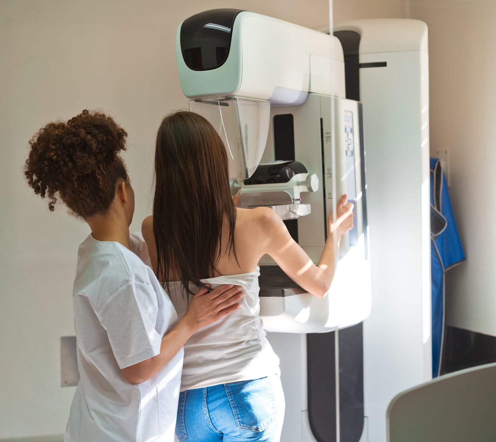 Babaeng Doktor At Pasyente Habang Pagsusuri sa Mammography Sa Examination Room